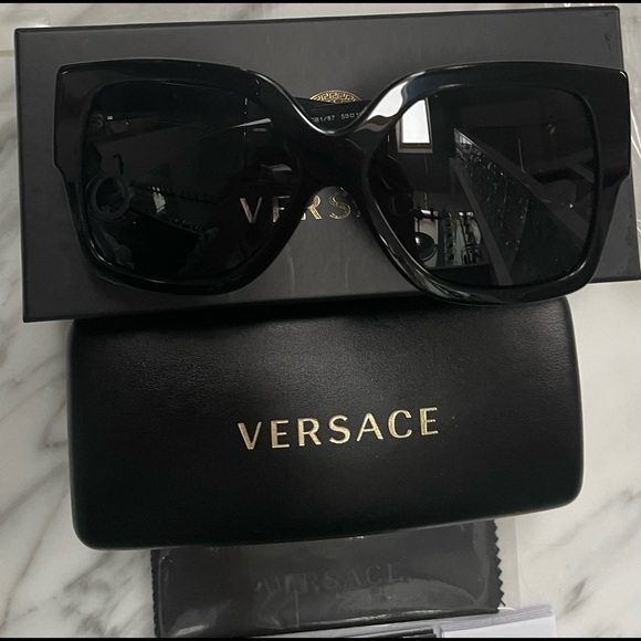 VERSACE STUNNING BLACK SQUARE FRAME SUNGLASSES WITH DRAMATIC GOLD GRECA LOGO - Picture 16 of 16